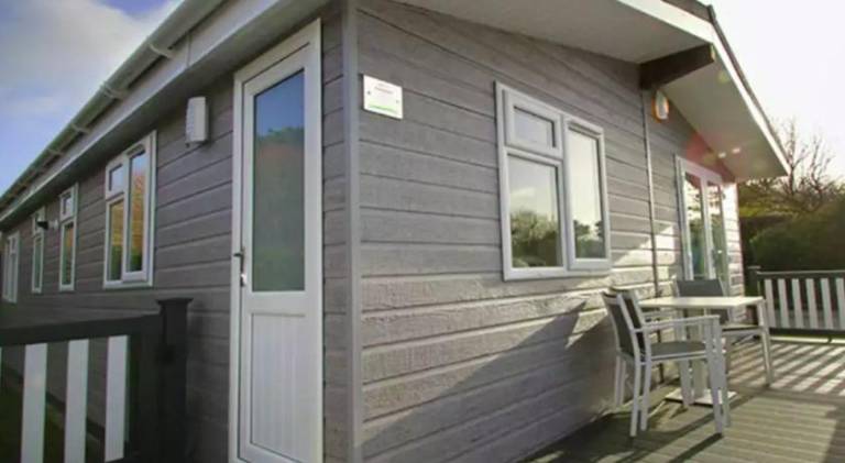 Lodge with terrace & pool in Ringwood