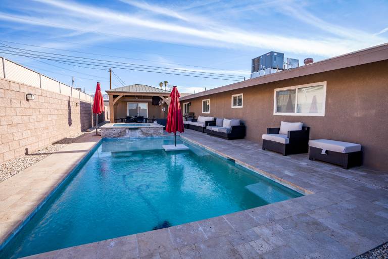 Vacation home with grill, jacuzzi & private pool — photo 4
