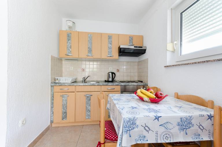 Apartment with garden, barbecue & patio | Garden view — photo 3