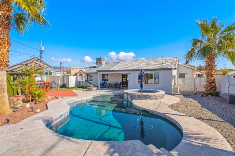 House with heated pool, barbeque & hot tub in Lake Havasu City, AZ