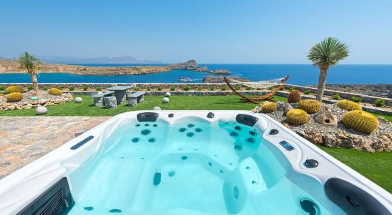 Villa with jacuzzi — photo 3