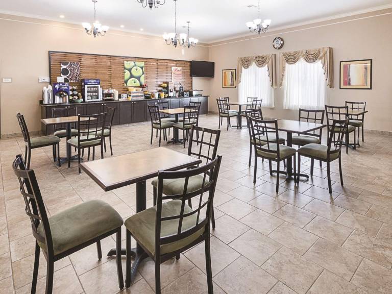 La Quinta Inn & Suites by Wyndham Waxahachie — photo 4
