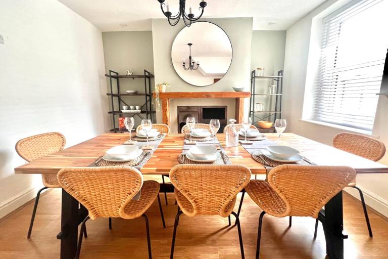 4 Bed House Sleeps 8 - Garden, Pets, Near Beach — photo 3