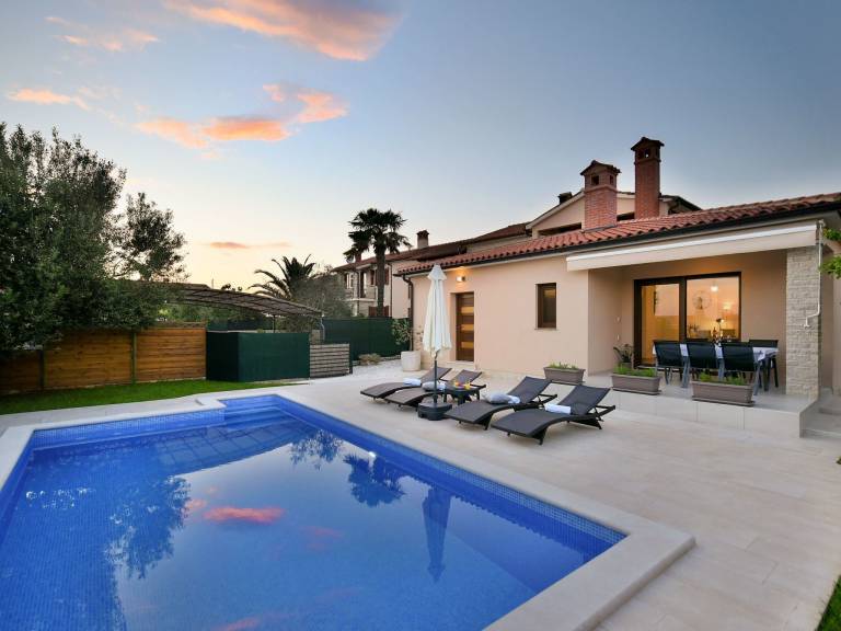 Family-oriented beautiful vacation home with terrace, barbecue & private pool | Pets allowed — photo 3
