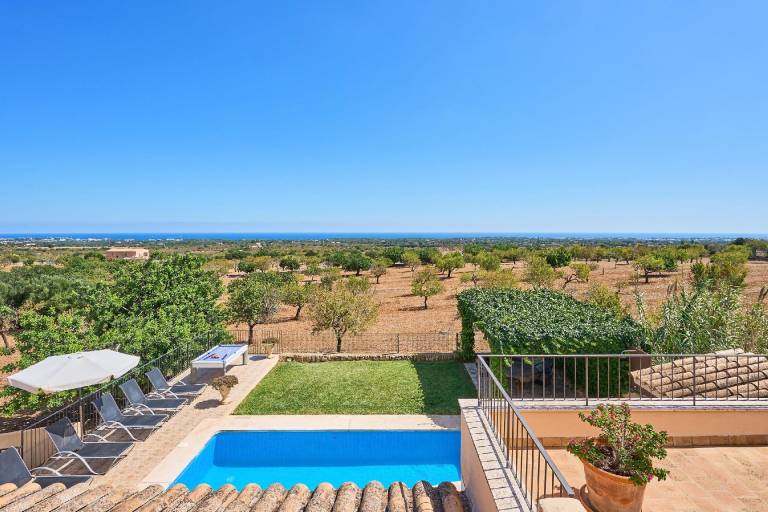 Villa mit Pool grossem Garten und Blick auf das Land