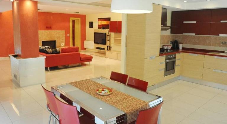 Serviced apartment with yard, patio & jacuzzi | Perfect for remote work — photo 4