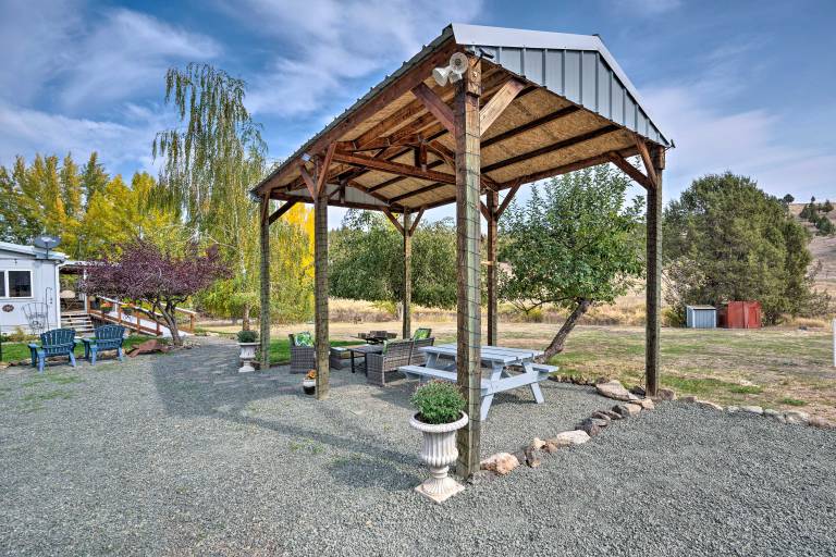 John Day Lakehouse w/ a Great Outdoor Space! — photo 3