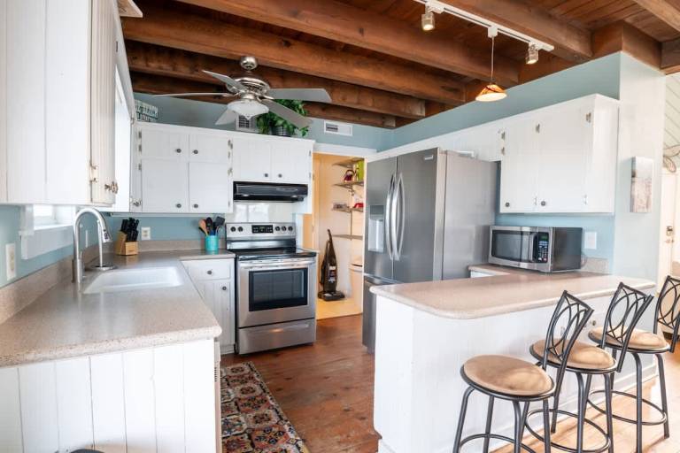 Vacation home with yard & BBQ | Water view — photo 5
