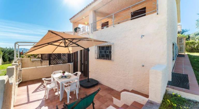 Holiday apartment with 2 rooms for 6 persons in Budoni