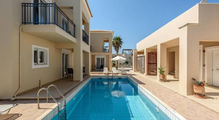 Villa with garden, terrace & pool — photo 2