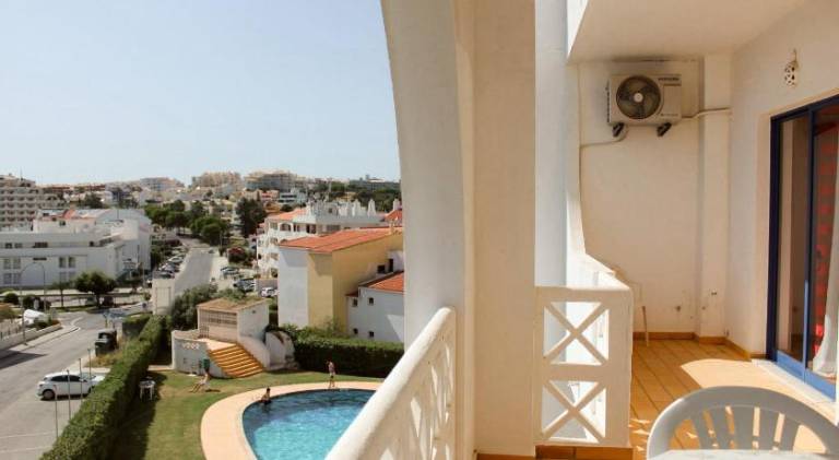 Wonderful apartment with yard & private pool | Pets allowed — photo 2