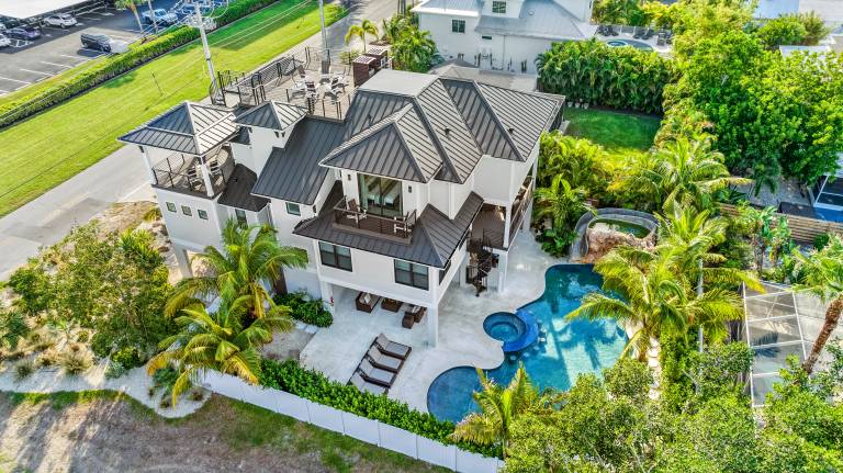 Family-oriented house with private pool, hot tub & grill | Water view | Beach nearby | Dogs allowed — photo 3