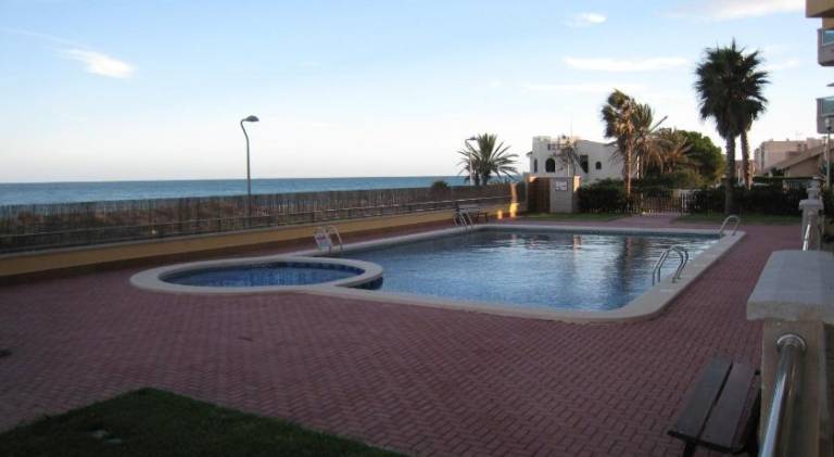 Holiday apartment with patio, pool & garden — photo 3