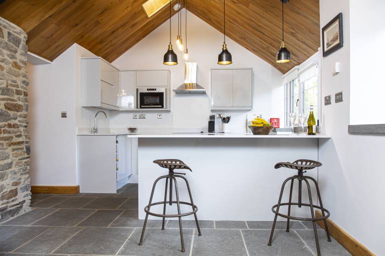 Cottage with barbecue & yard | Pet-friendly — photo 3