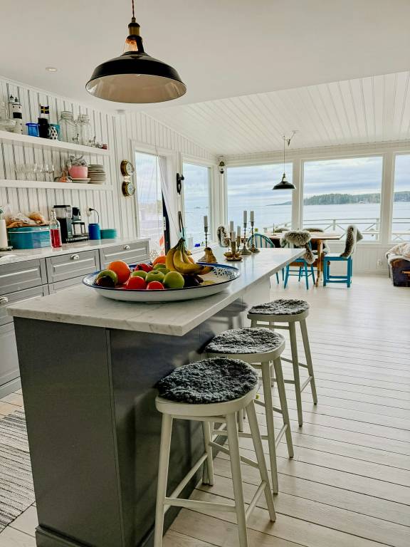 Family-friendly vacation home with sauna, barbeque & yard | Water view | Perfect for remote work | Pets allowed — photo 4