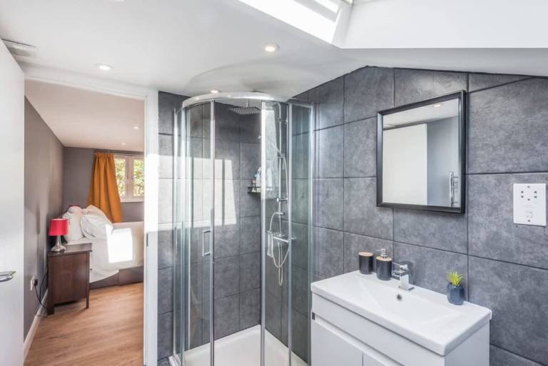 Spacious 4-Bed Family Home in New Cross Perfect — photo 3