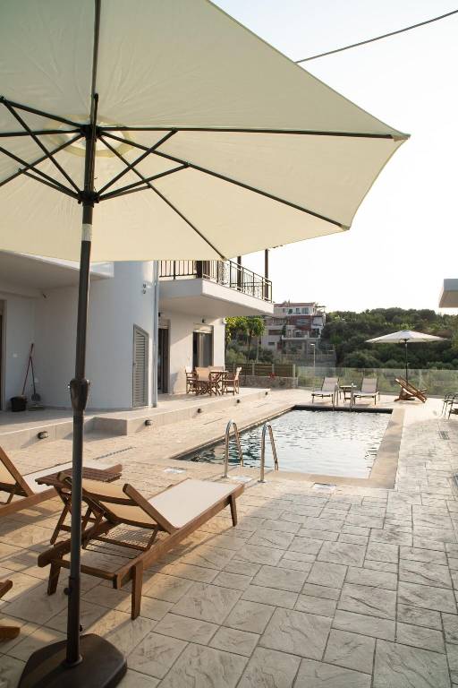 Rental apartment with yard, patio & pool — photo 3