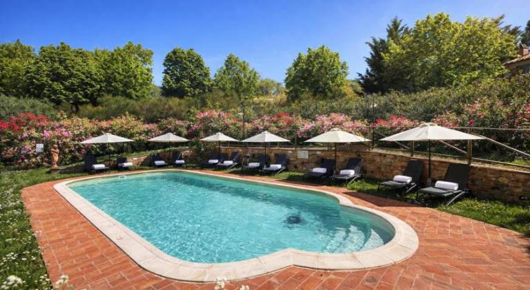 Family-oriented rental apartment with barbecue, private pool & yard | Pets allowed — photo 3