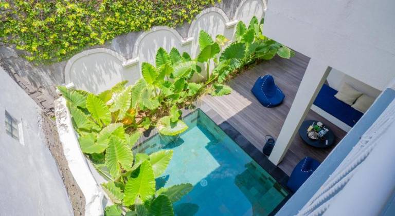Villa with pool — photo 4