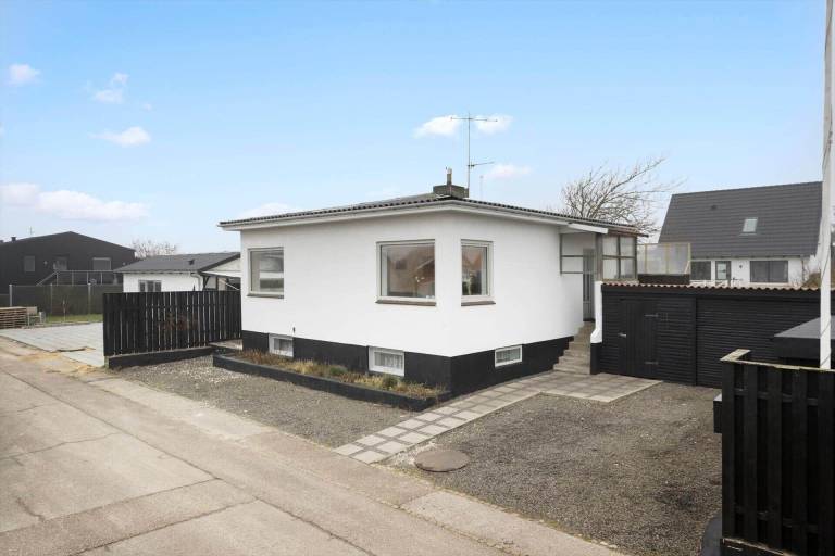 Vacation home with BBQ, yard & terrace in Hvide Sande