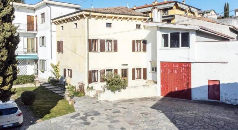 Vacation home with 4 rooms for 12 persons in Affi