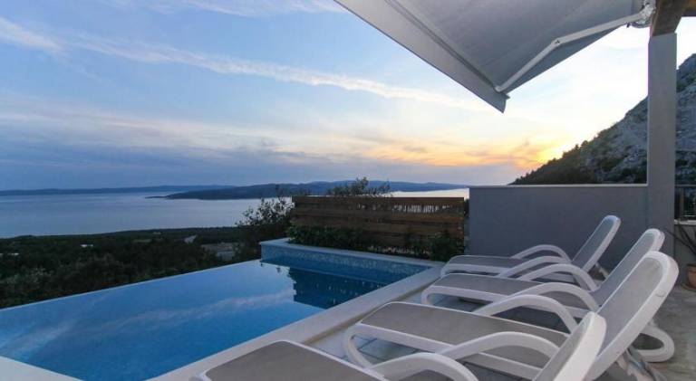 Vacation home with pool — photo 2