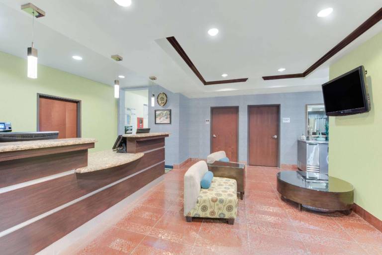 Super 8 By Wyndham Cotulla Tx — photo 2