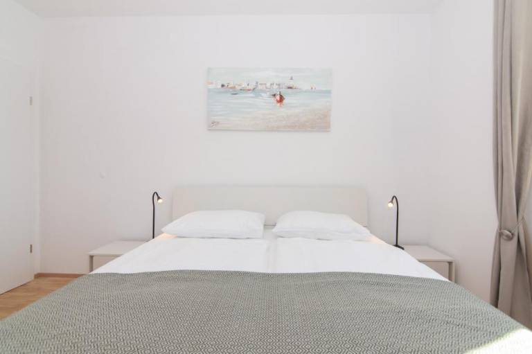 Holiday apartment with terrace & yard | City view — photo 2