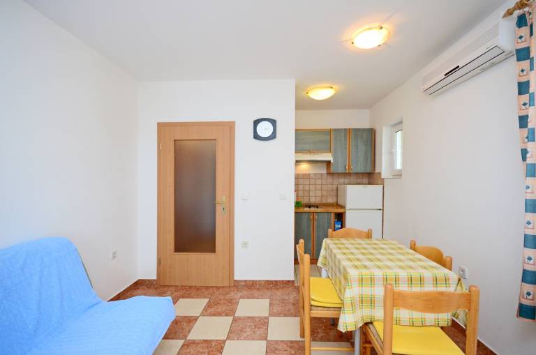 Rental apartment with grill, garden & terrace | Garden view — photo 3