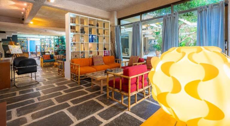 Serviced apartment with BBQ, pool & patio — photo 4