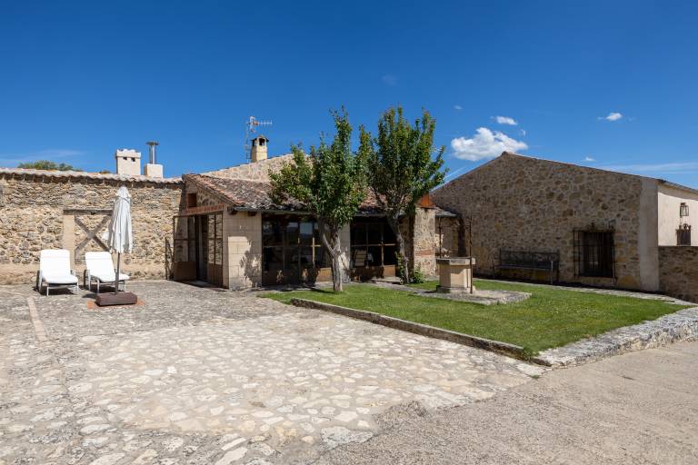 Family-oriented nice house with private pool, yard & patio | Pets allowed — photo 2