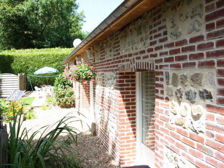 Fully equipped house with patio, yard & grill | Pets allowed — photo 5
