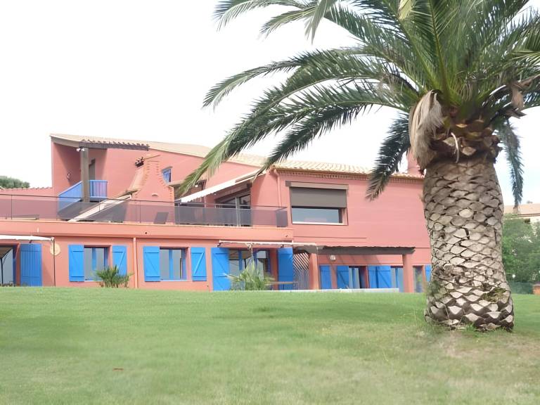 Apartment with terrace & garden in Collioure