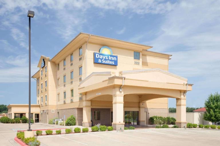 Days Inn & Suites by Wyndham Russellville in Russell, AR