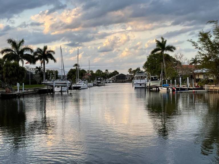 Cozy 3 Bedroom Home on a Deep Canal with a pool near Fisherman's Village — photo 4