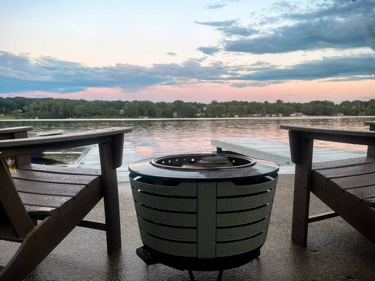 Child-friendly cottage with yard & grill | Lake view | Pet-friendly in Decatur, IL