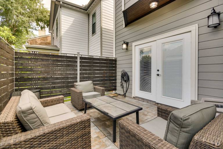 Luxe Southwest Houston Home w Balconies & Patio