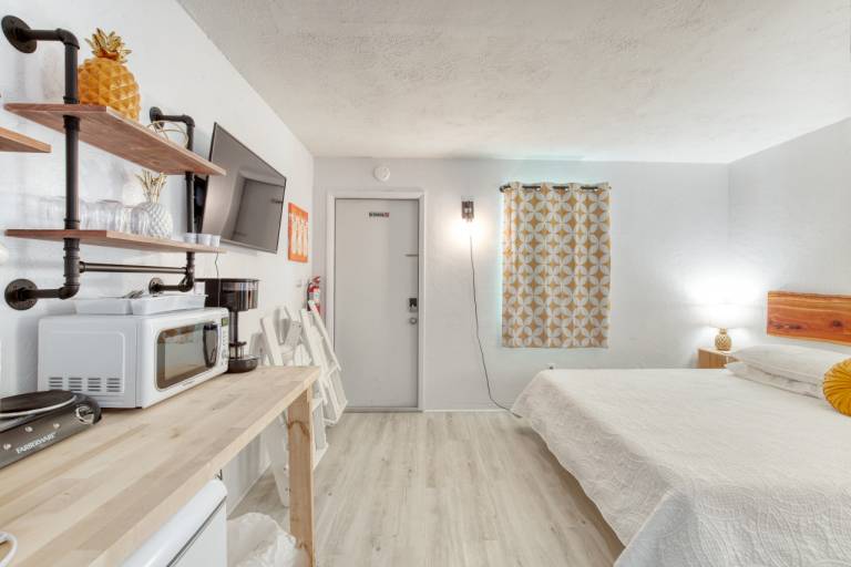 Pineapple Shores Retro Inn 7