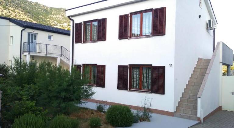House with 3 rooms for 5 persons in Novalja
