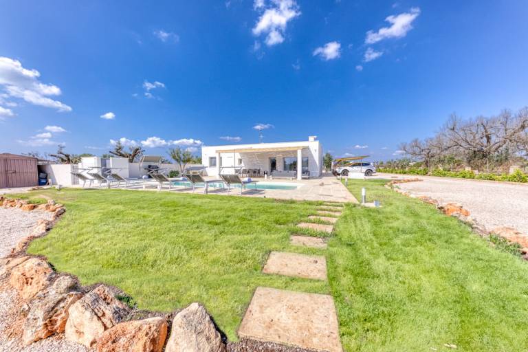 Villa with sauna, hot tub & private pool | Garden view — photo 3