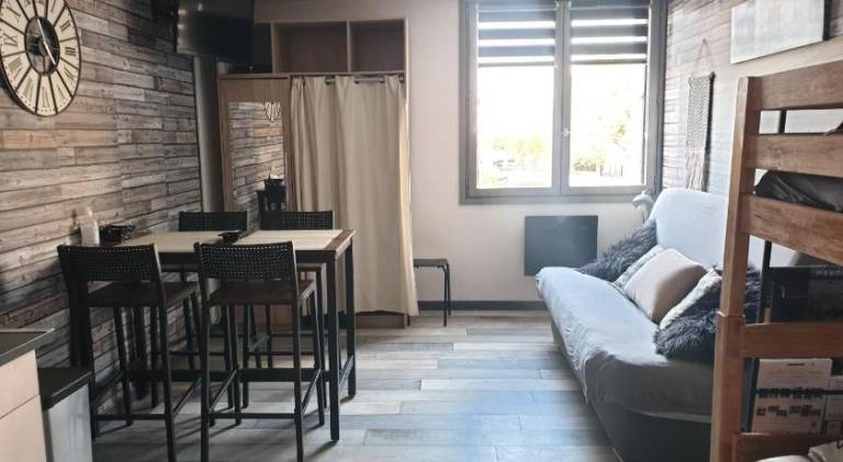 Apartment with pool — photo 2