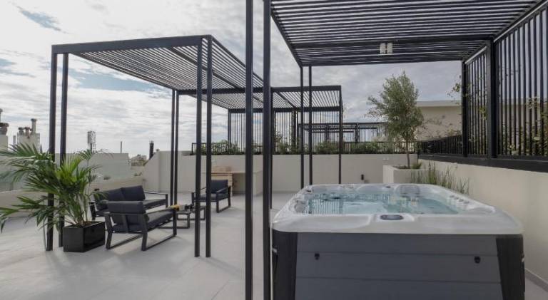 Serviced apartment with hot tub & terrace — photo 5