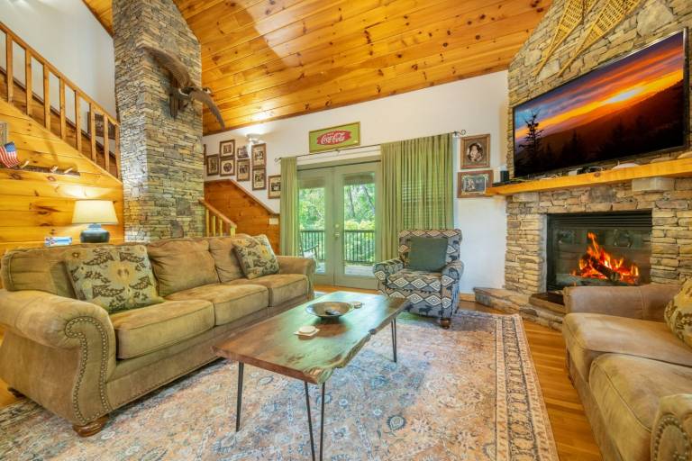 Waterfront S'mores, Hot Tub Soaks, Game Nights, Family Movies & Nearby Attractions - River Retreat — photo 5