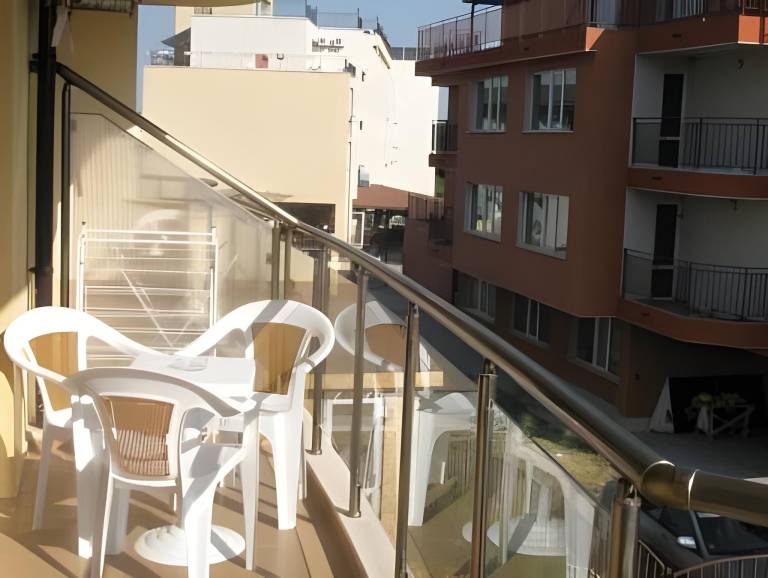 Serviced apartment with pool, garden & patio | Beach nearby | Pets allowed — photo 5