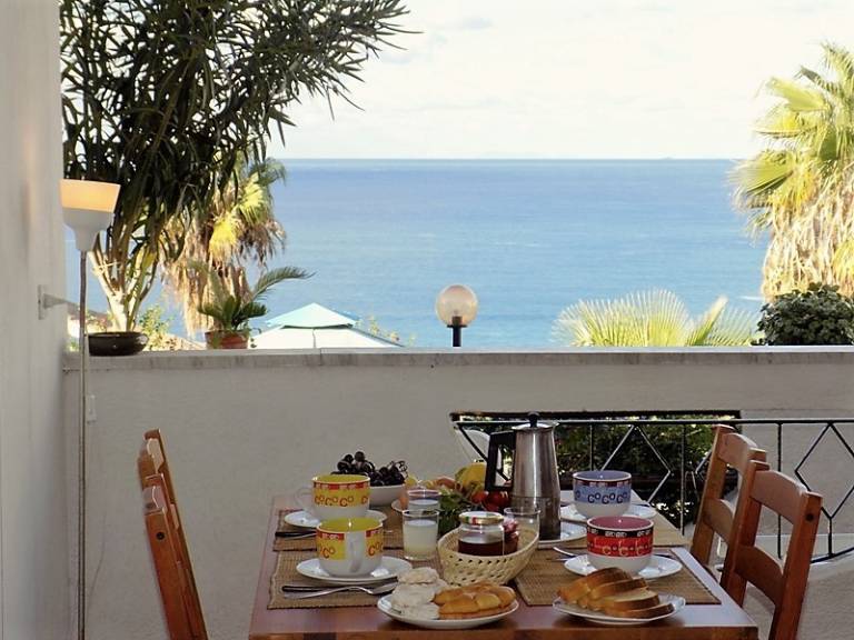 Family-friendly rental apartment with yard | Next to the beach | Pet-friendly — photo 2