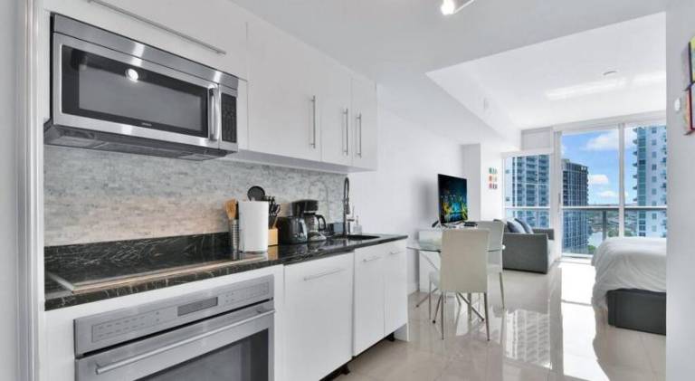 Holiday apartment with hot tub & pool | Next to Bayfront Park — photo 3