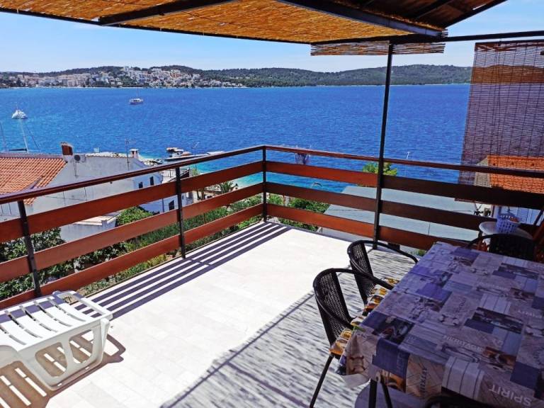 Apartment with barbeque & patio in Okrug