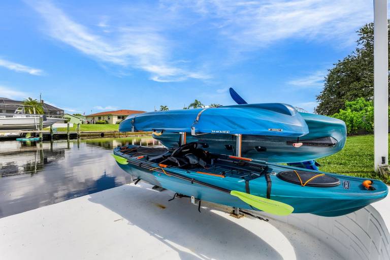 Vacation home with private pool & BBQ | Water view — photo 3
