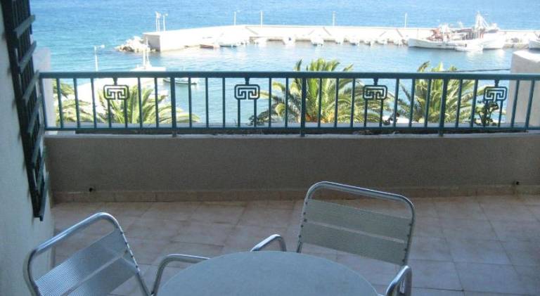 Serviced apartment with yard, terrace & pool — photo 3