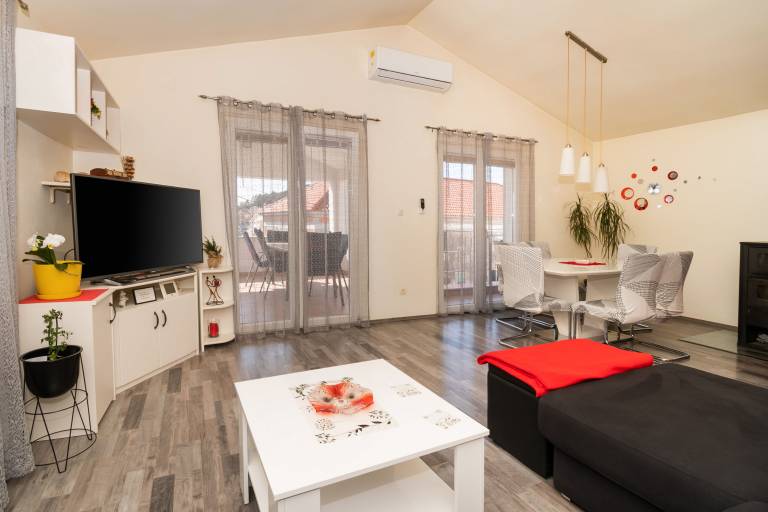 Fully equipped rental apartment with terrace & grill | Garden view | Pets allowed — photo 4